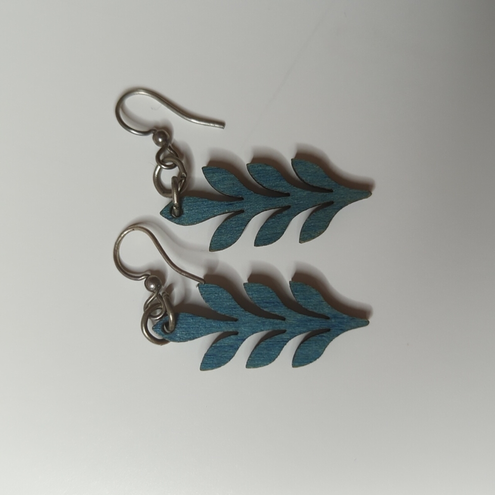 Free w/ any bundle - Small wooden leaf / fern earrings